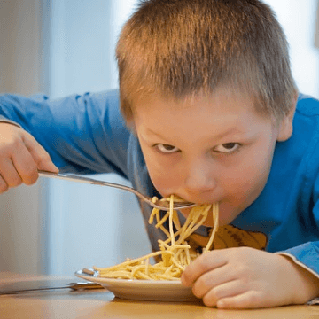 Kid eating noodles in one of the Child friendly restaurants in Barcelona | ForeverBarcelona