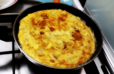 How to make Spanish omelette: frying